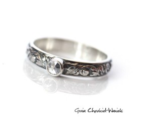Srebrny pierścionek z rozetą diamentową