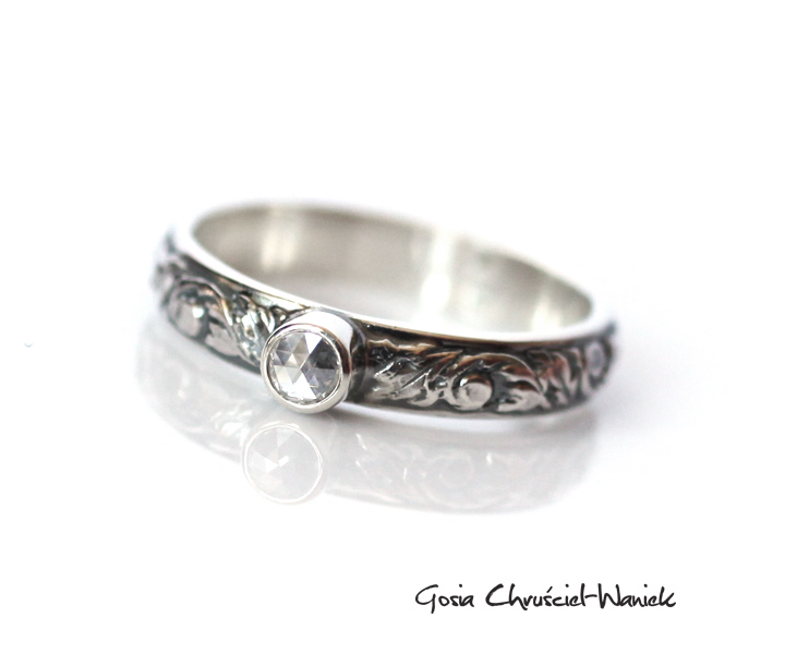 Srebrny pierścionek z rozetą diamentową