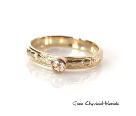 Złoty pierścionek z rozetą diamentową