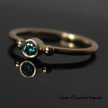 Zaręczynowy pierścionek z niebieskim brylantem