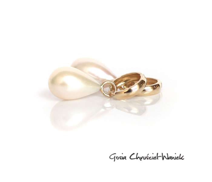 Złote kolczyki z perłami w kształcie kropli