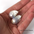 Klasyczne złote kolczyki z białymi barokowymi perłami