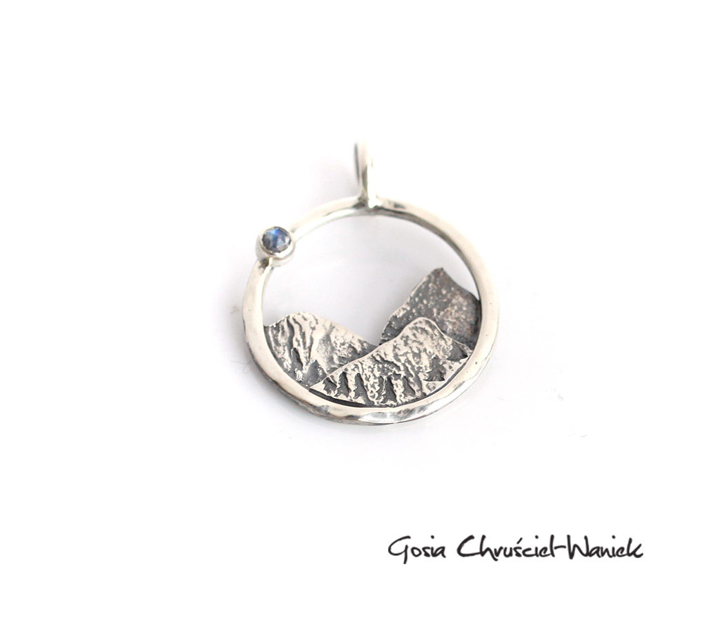 Srebrny wisior z kamieniem księżycowym i górami