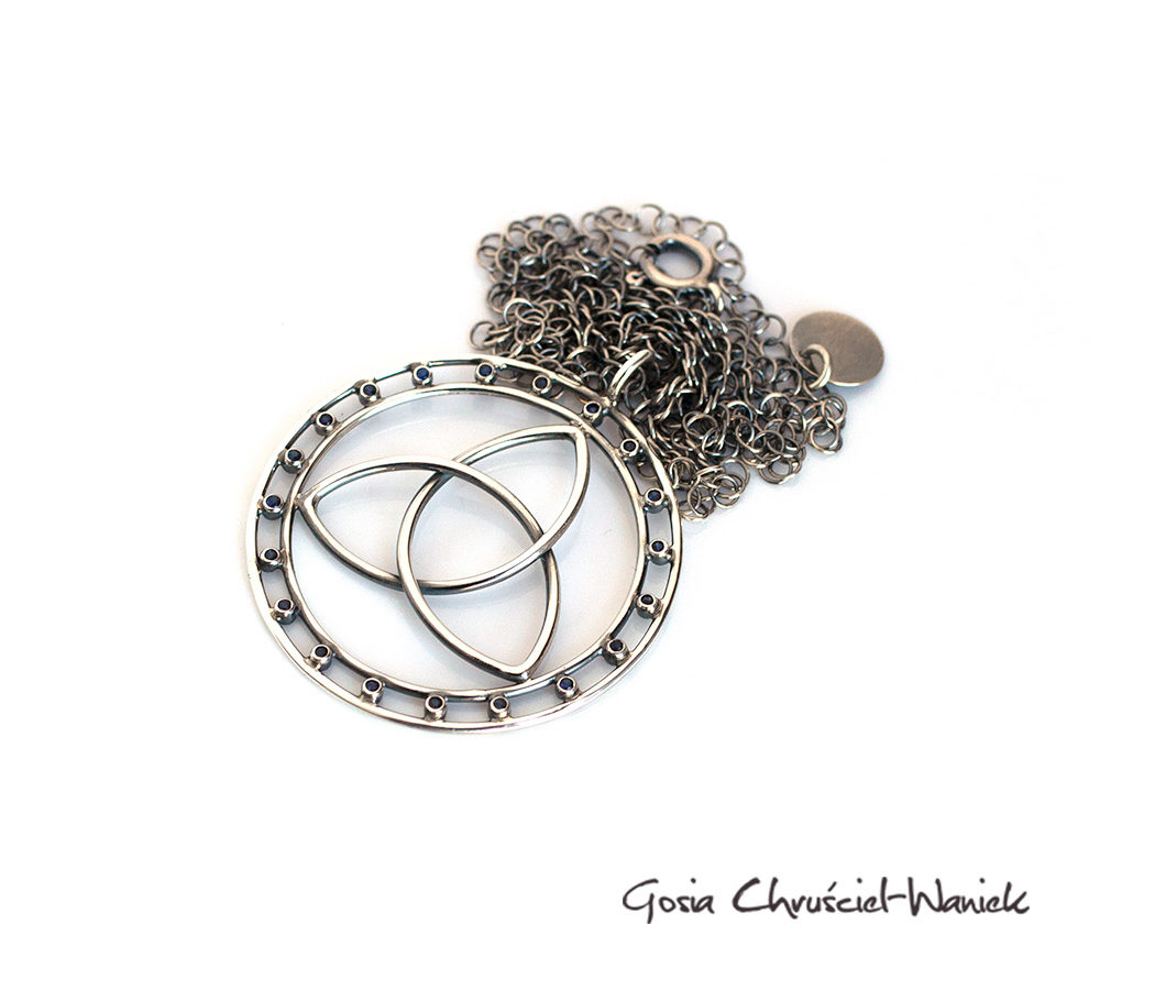 Triquetra srebrna z szafirami cejlońskimi