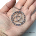 Triquetra ze srebra z szafirami