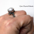 Srebrny pierścień z perłą i listkami