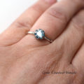 Srebrny pierścionek z niebieskim topazem