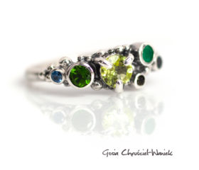 Zielony pierścień z kamieniami szlachetnymi