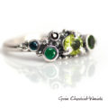 Srebrny pierścionek z zielonymi kamieniami szlachetnymi