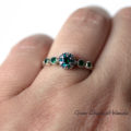 Retro pierścionek z zielono-niebieskim kamieniem