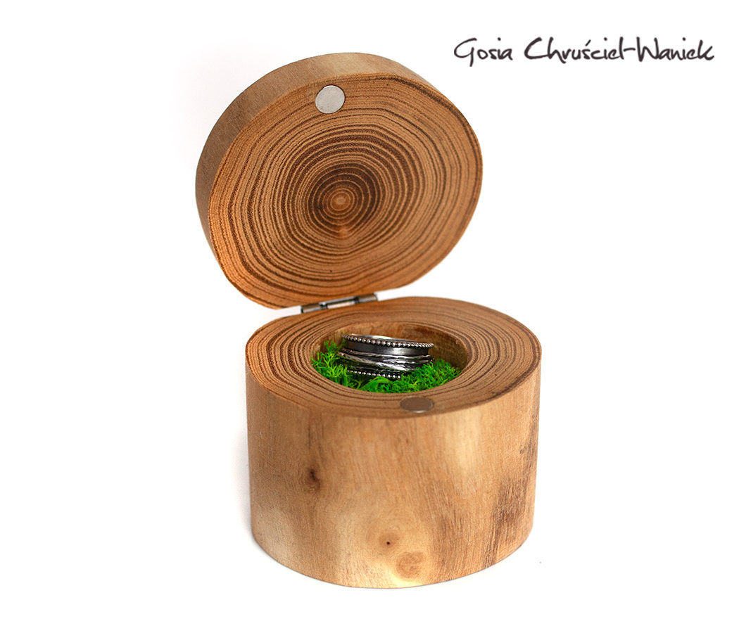 Drewniane pudełko na pierścionek zaręczynowy