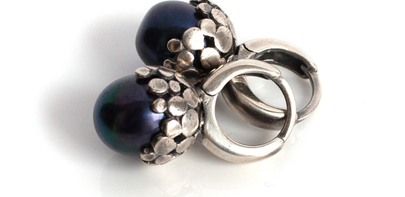 Kolczyki srebrne z granatowymi perłami