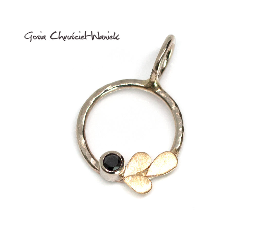 Złoty wisior z listkami i czarnym diamentem