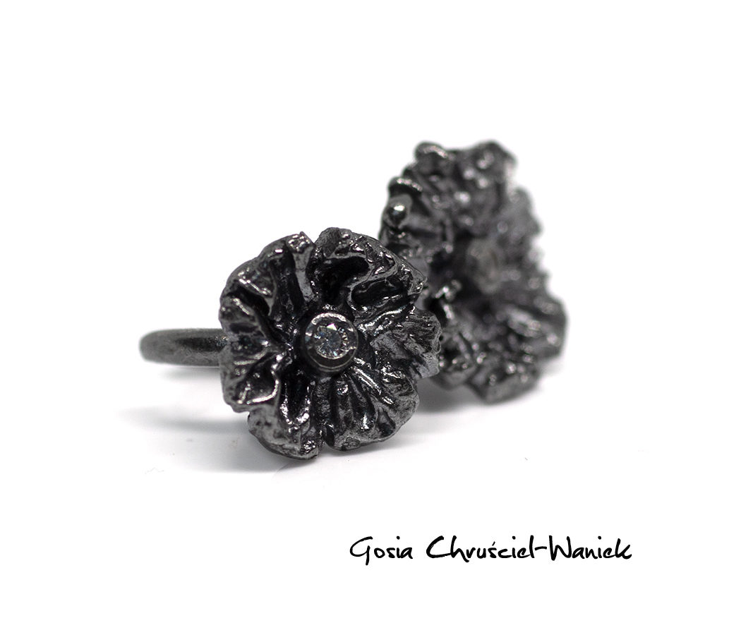 Mała nausznica z kwiatem