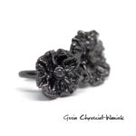 Mała nausznica z kwiatem