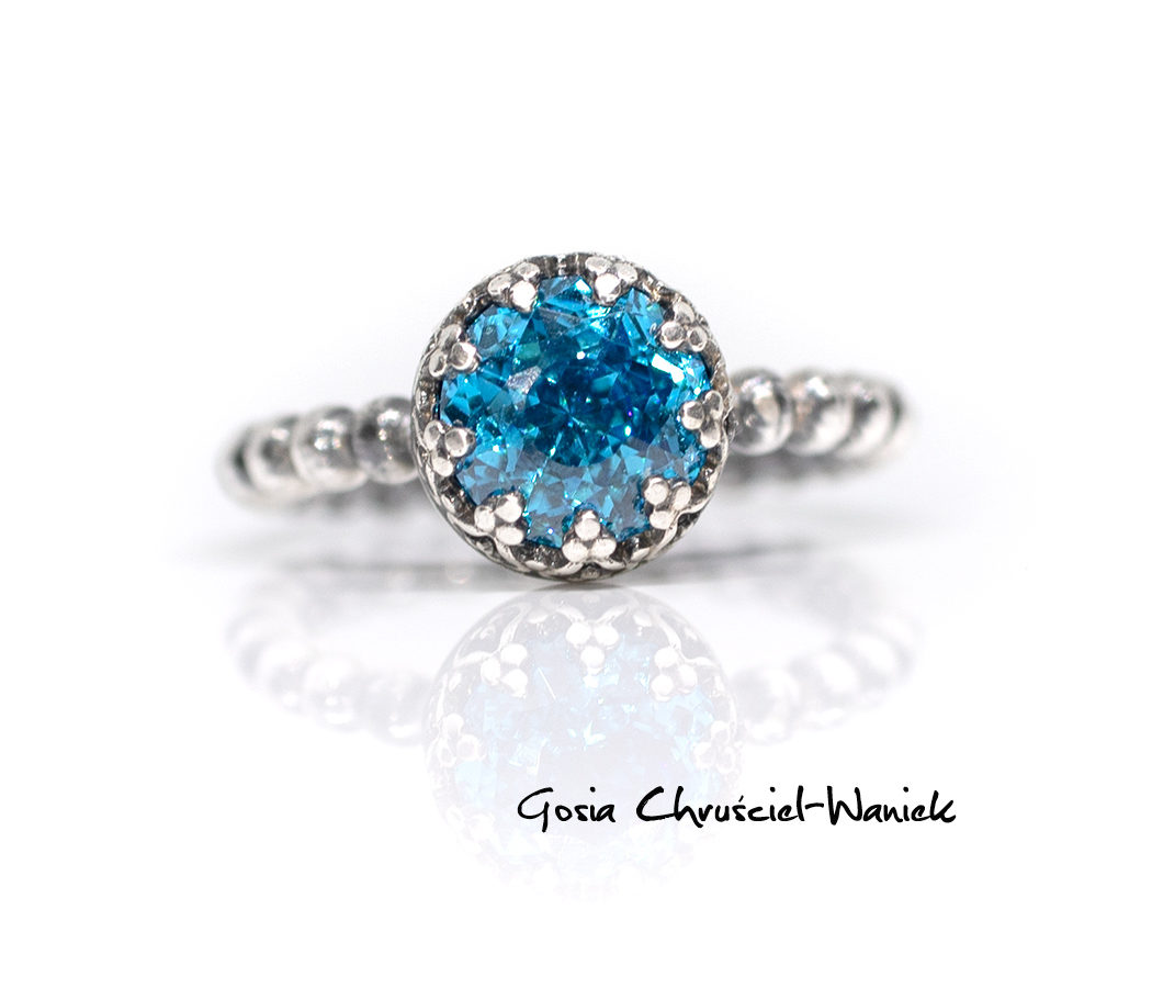 Pierścionek w stylu retro z pięknym kamieniem