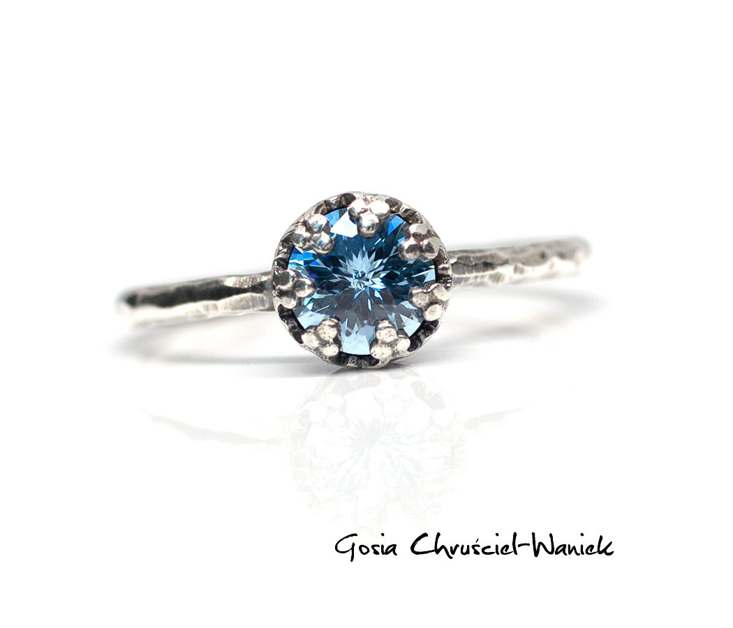 Pierścionek z piękną cyrkonią imitującą akwamaryn