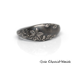 Alfons Mucha – oksydowany sygnet z liliami