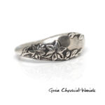 Sygnet z kolekcji inspirowanej pracami Alfonsa Muchy wykonałam w srebrze pr. 925. Góra sygnetu ma szerokość ok 8mm, przewężenie z tyłu ma ok 2,5mm szerokości. Sygnet jest bardzo wygodny w noszeniu. Sygnety są oksydowane, starzone i przepolerowane, by wydobyć jak najwięcej detali z reliefu. Srebro oksydowane to srebro pokryte cienką warstwą siarczków, które ulegają przetarciu. Proces oksydowania można powtarzać wielokrotnie. Możliwość przetarcia oksydy. Rozmiar jubilerski 15/16 Masa wyrobu 4,3g. Inne rozmiary dostępne na specjalne indywidualne zamówienie.