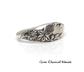 Sygnet z liliami inspirowany Alfonsem Muchą