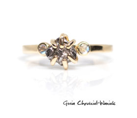Złoty pierścionek z meteorytem i moonstonami