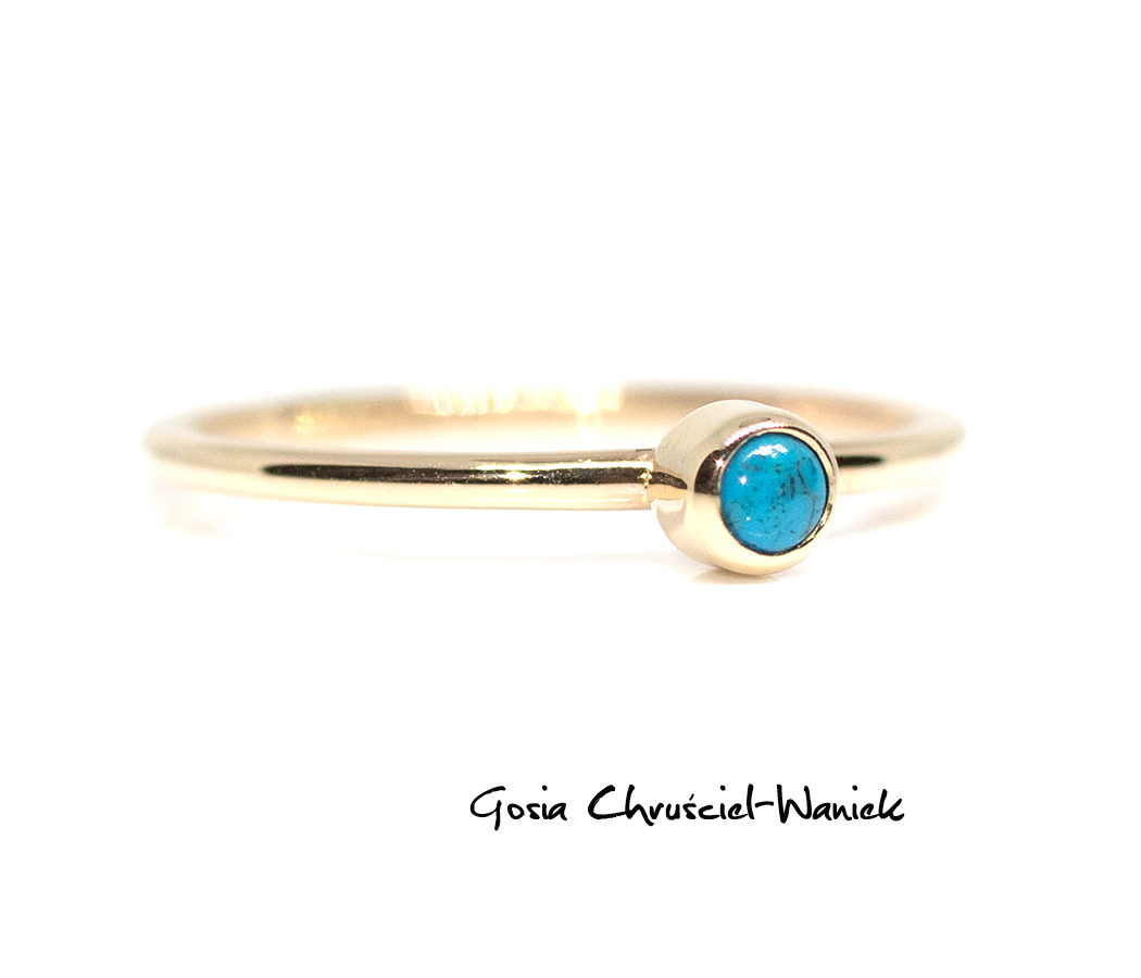 Złoty pierścionek z turkusem