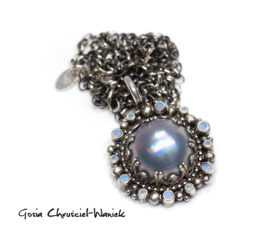 NIezwykły naszyjnik z perłą mabe i cyrkoniami imitującymi opale