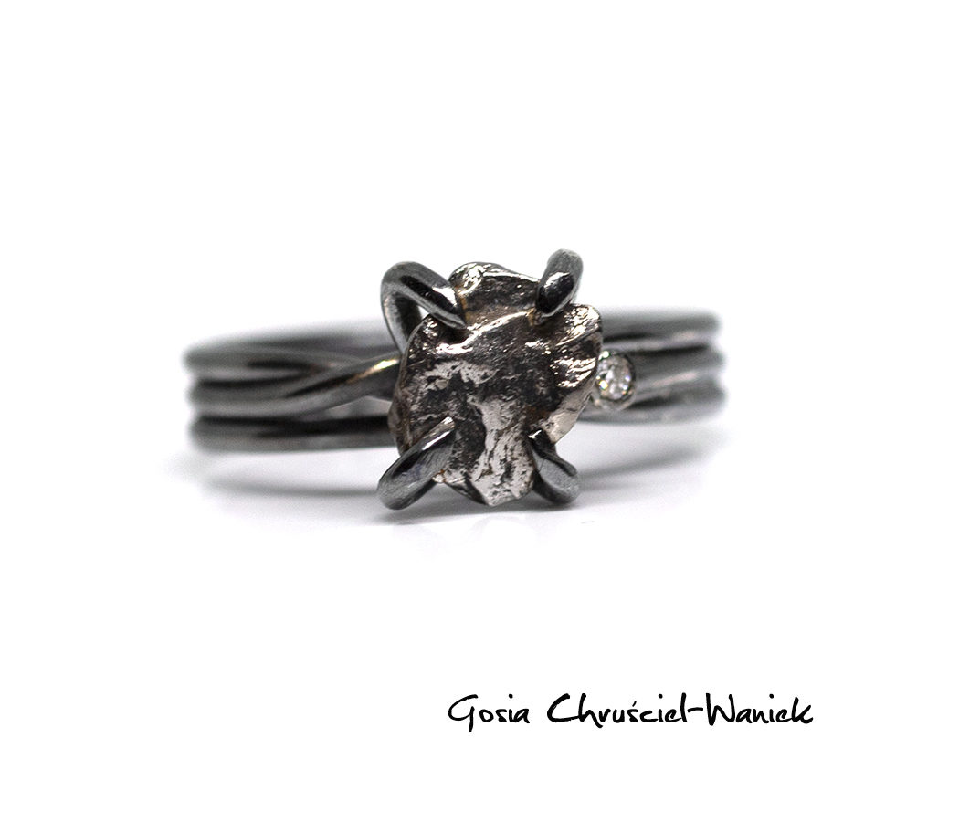 Srebrny pierścionek z meteorytem i moissanitem