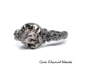 Surowy pierścień z meteorytem