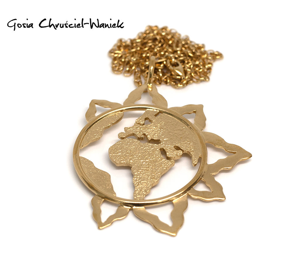 Złocony wisior ziemia i słońce