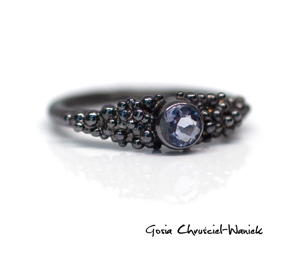 Srebrny pierścionek z iolitem