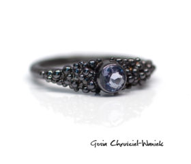 Iolit w srebrnych kuleczkach