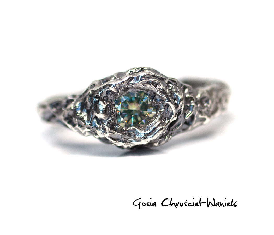 Surowy sygnet z moissanitem