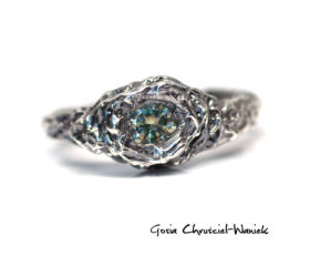 Surowy, organiczny sygnet z moissanitem