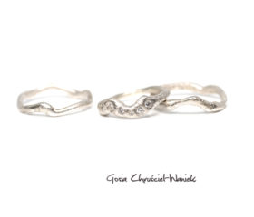 Surowa obrączka z moissanitami