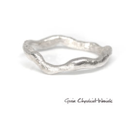 Srebrna obrączka o nieregularnym kształcie