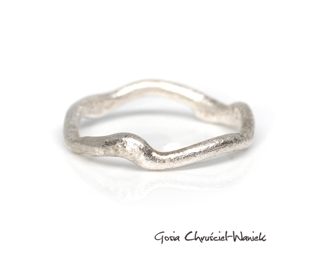 Surowa, organiczna obrączka ze srebra