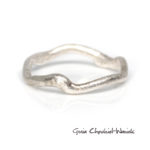 Surowa, organiczna obrączka ze srebra