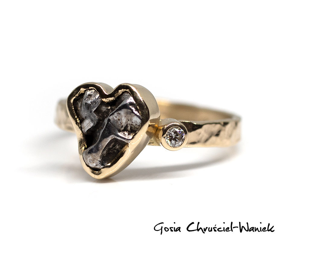 Złoty pierścionek z meteorytem i brylantem