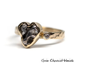 Meteorytowe serce i brylant w złocie