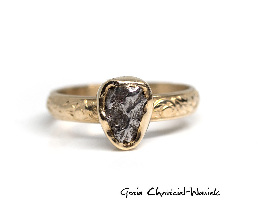 Złoty pierścionek z meteorytem