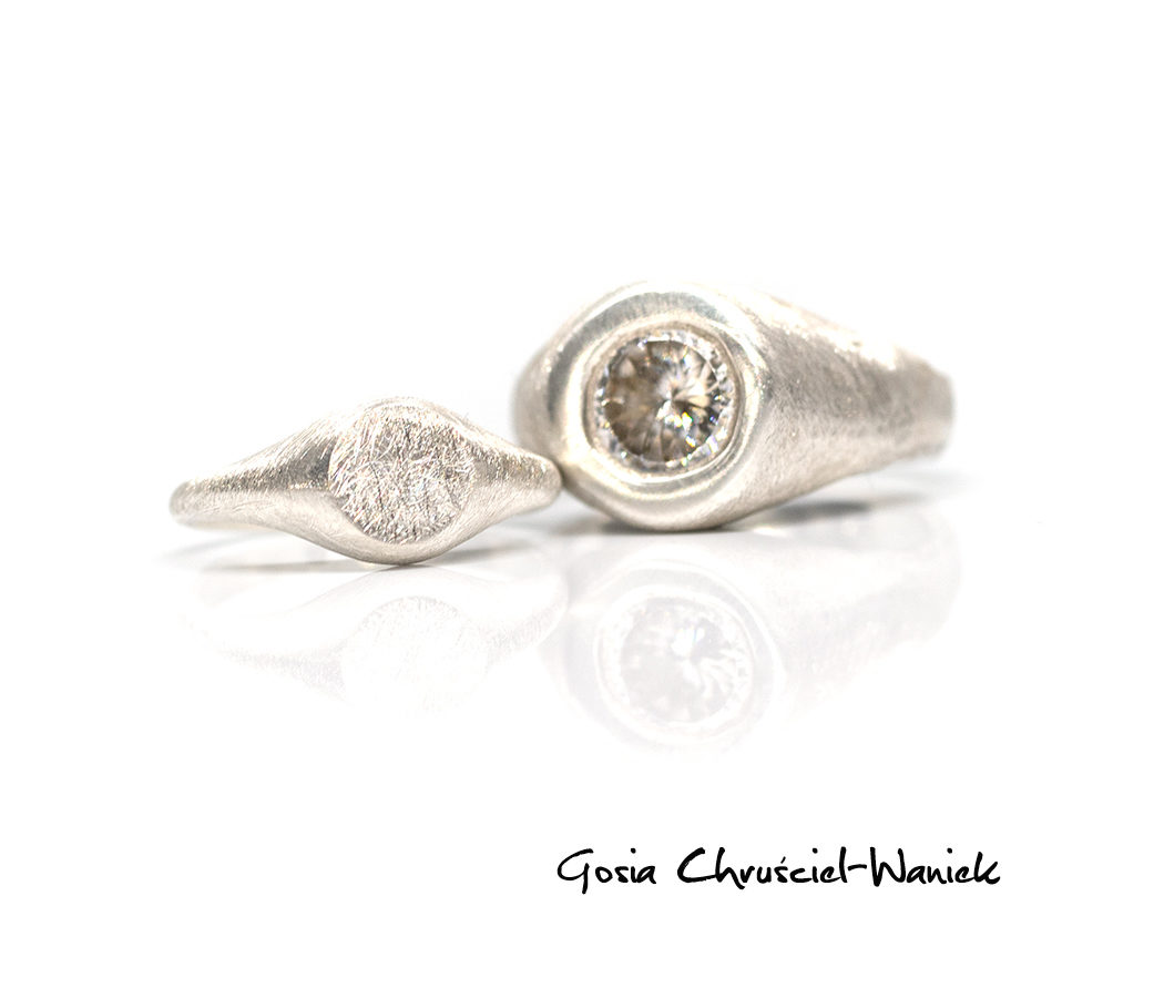 Satynowy srebrny sygnecik