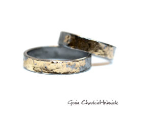 Fakturowane srebrne obrączki zdobione złotem