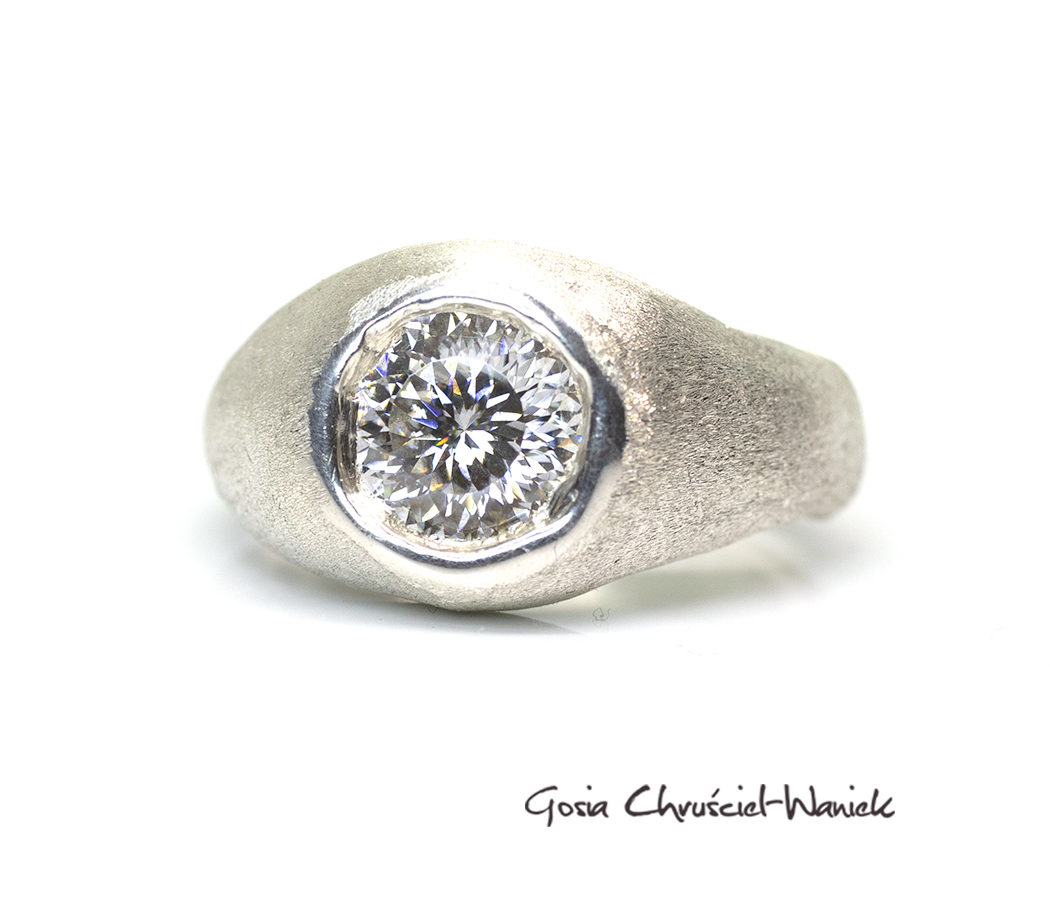 Surowy, srebrny sygnet z moissanitem