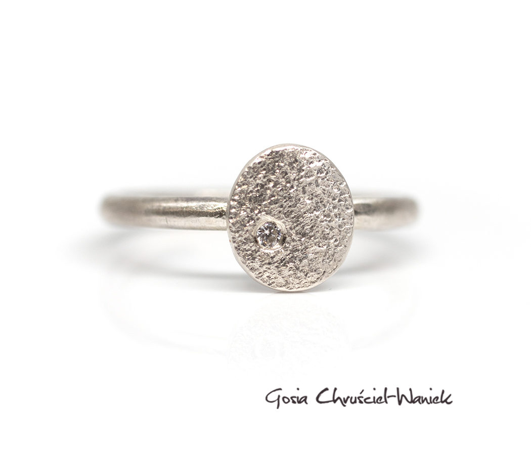 Minimalistyczny pierścionek z moissanitem