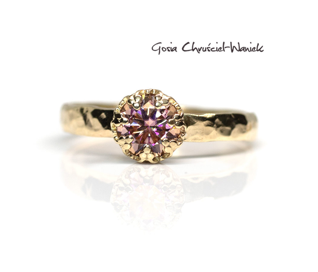 Złoty pierścionek z niezwykłym moissanitem