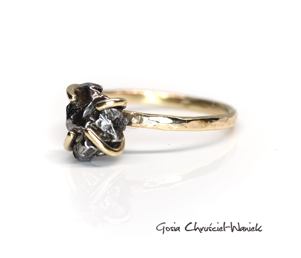 Złoty pierścionek z meteorytem Campo del Cielo