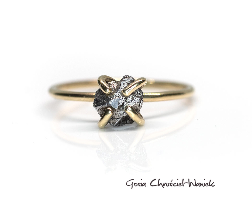 Złoty pierścionek z meteorytem