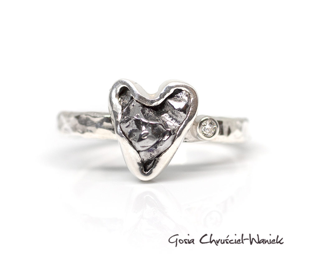 Pierścionek z meteorytem w kształcie serca i moissanitem
