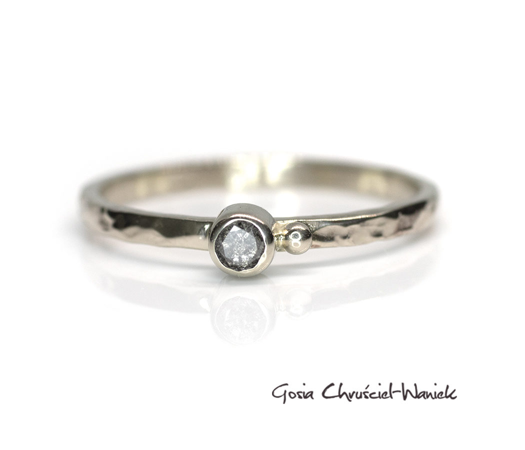 Złoty pierścionek z brylantem sól z pieprzem